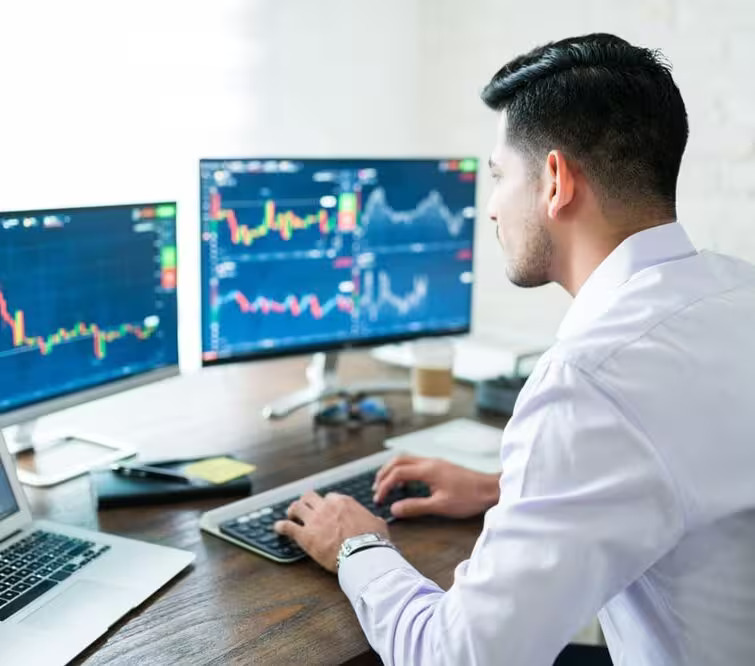 取引パフォーマンスのチャートを分析するトレーダーチーム